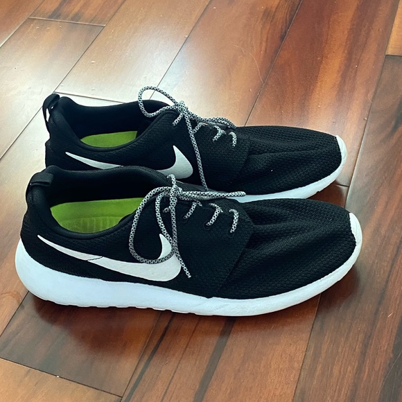 Nike Roshe One ID Women’s Shoe Black/White - Picture 6 of 8